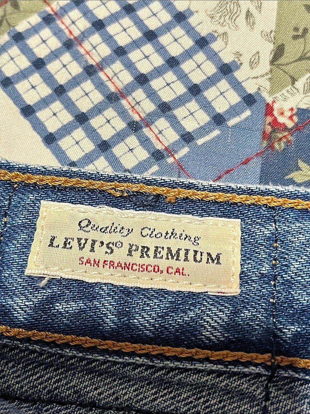 Levi's Ribcage Shorts Denim Jean Shorts Waist 28 Like New - Picture 6 of 10